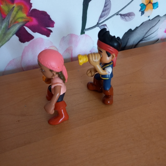 Disney Junior Jake And The Neverland Pirates Figure set Izzy Jr Cake Toppers 3" - Picture 6 of 11